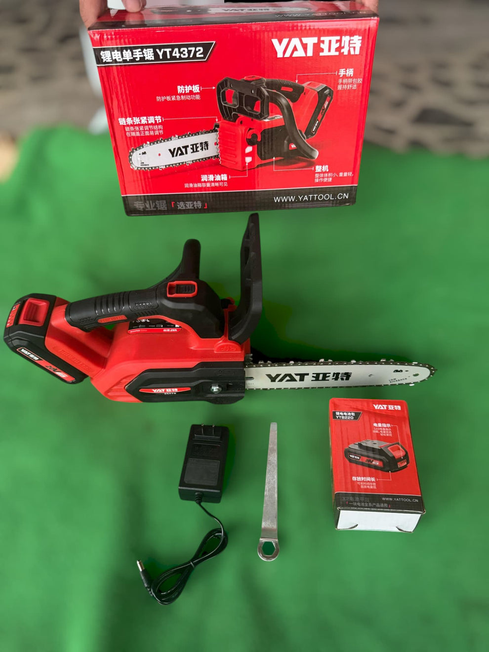YAT Rechargeable High-Power Lithium Battery Handheld Chainsaw