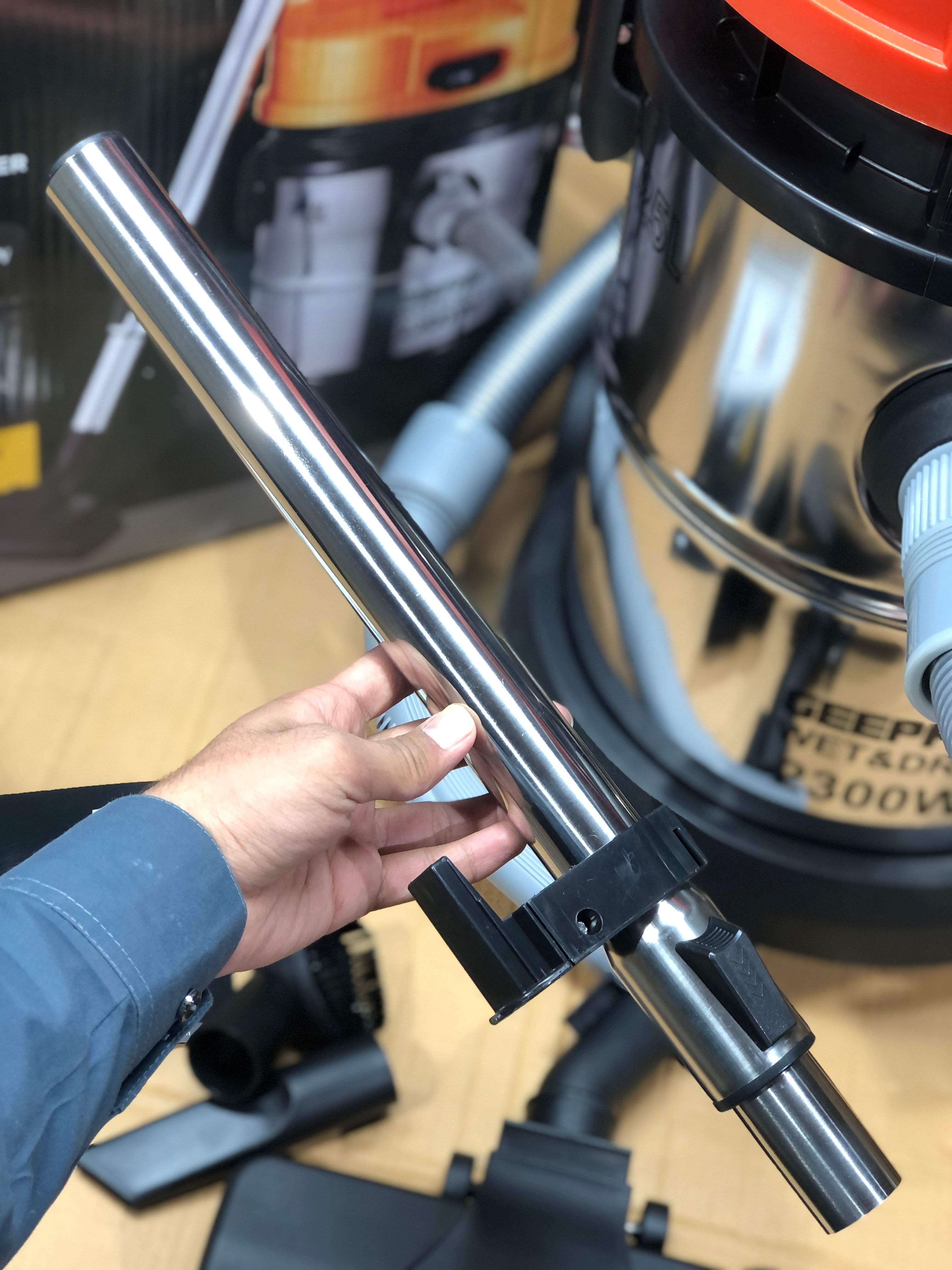 Geepas 25L Wet & Dry Vacuum Cleaner & Blower GVC 19011