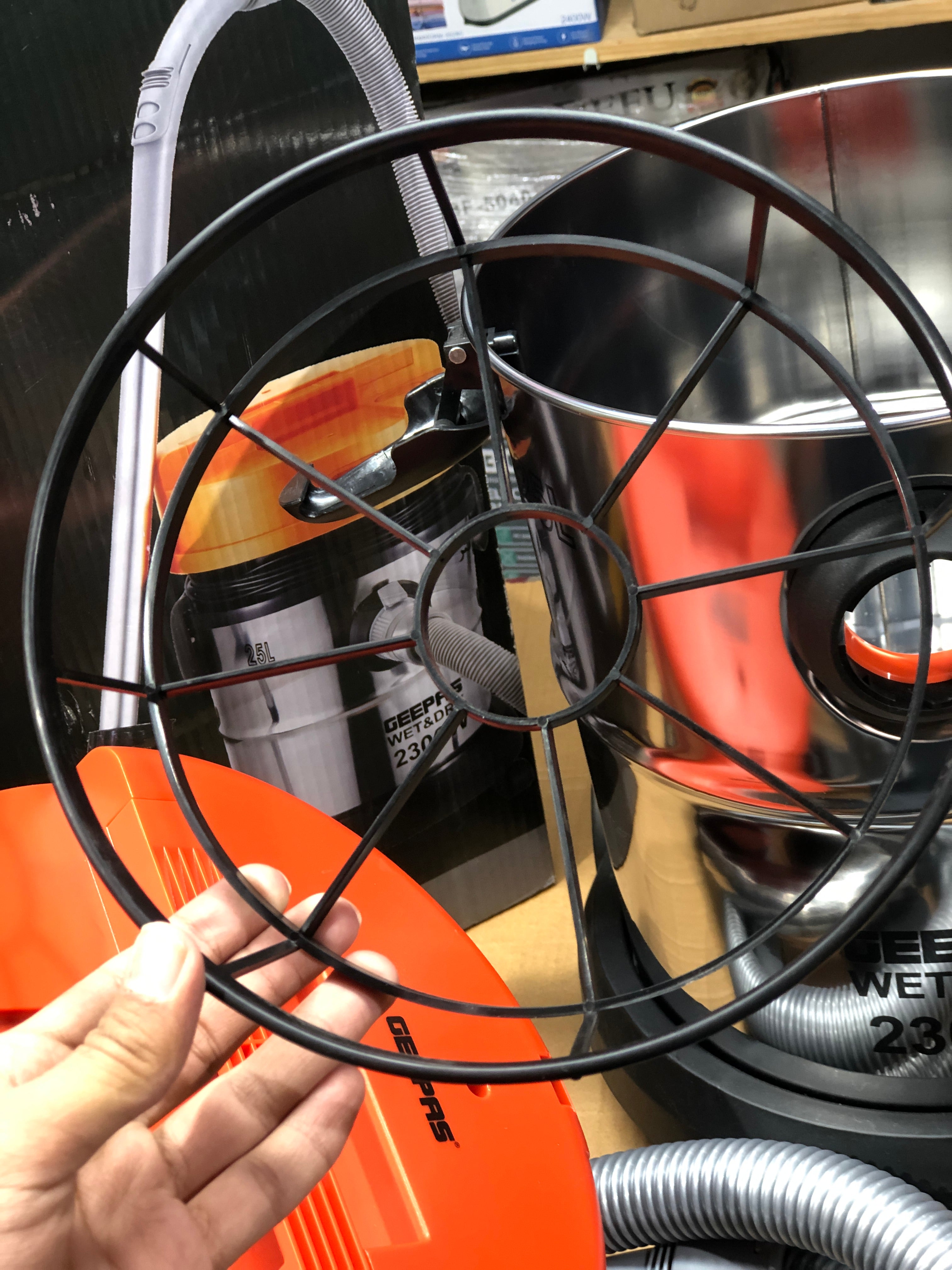 Geepas 25L Wet & Dry Vacuum Cleaner & Blower GVC 19011